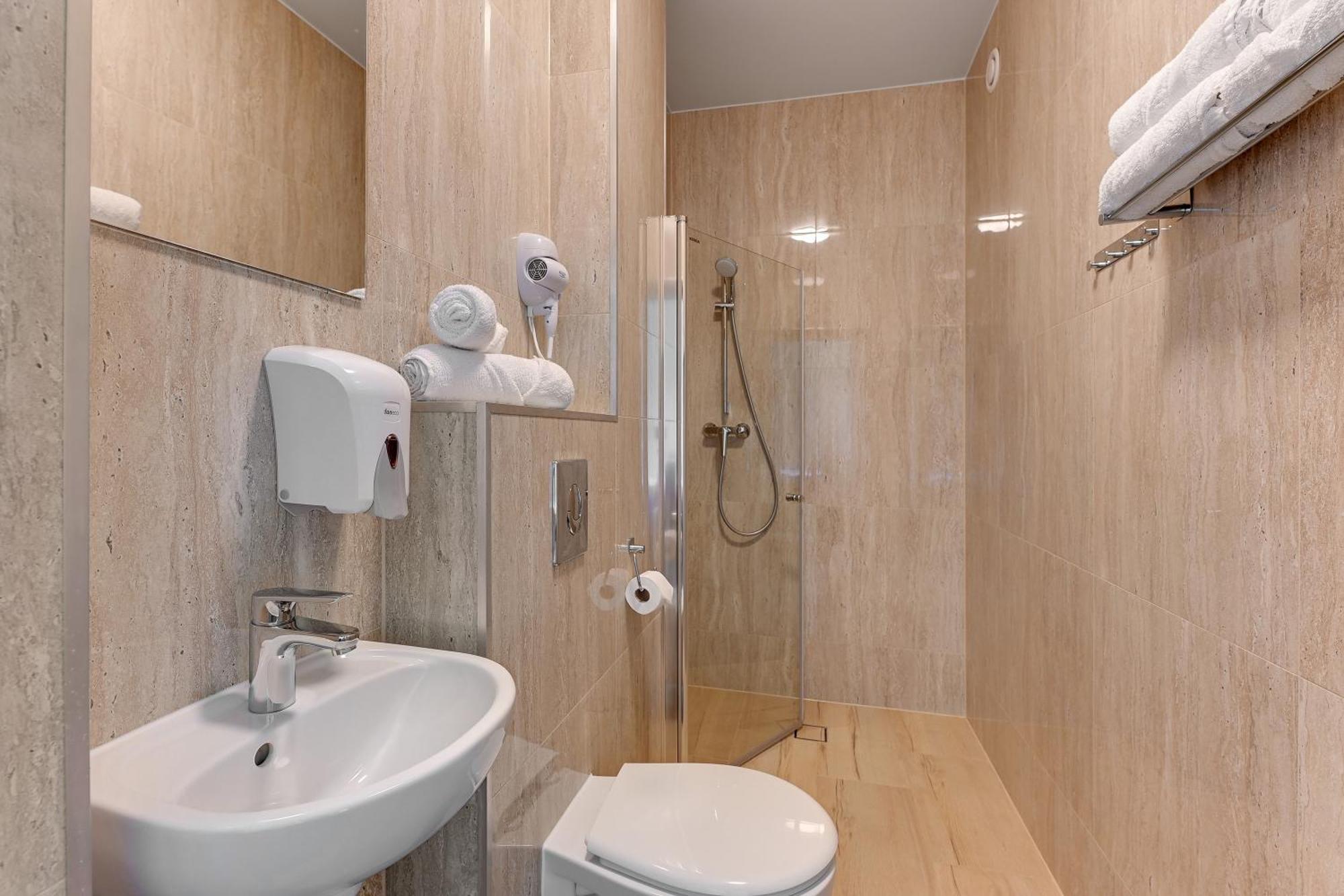 Mile Gdansk Airport & Parking Dlugoterminowy Bed & Breakfast エクステリア 写真